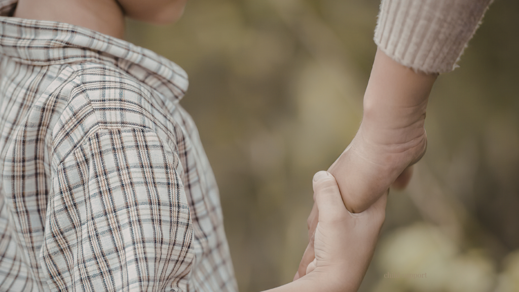 parent child holding hands